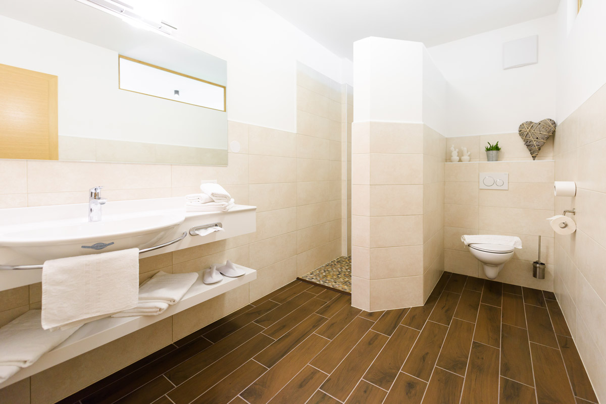 LA PERGOLA SUITES Vernatsch - Dorf Tirol Ferienwohnung Appartement Zimmer Infinity Pool